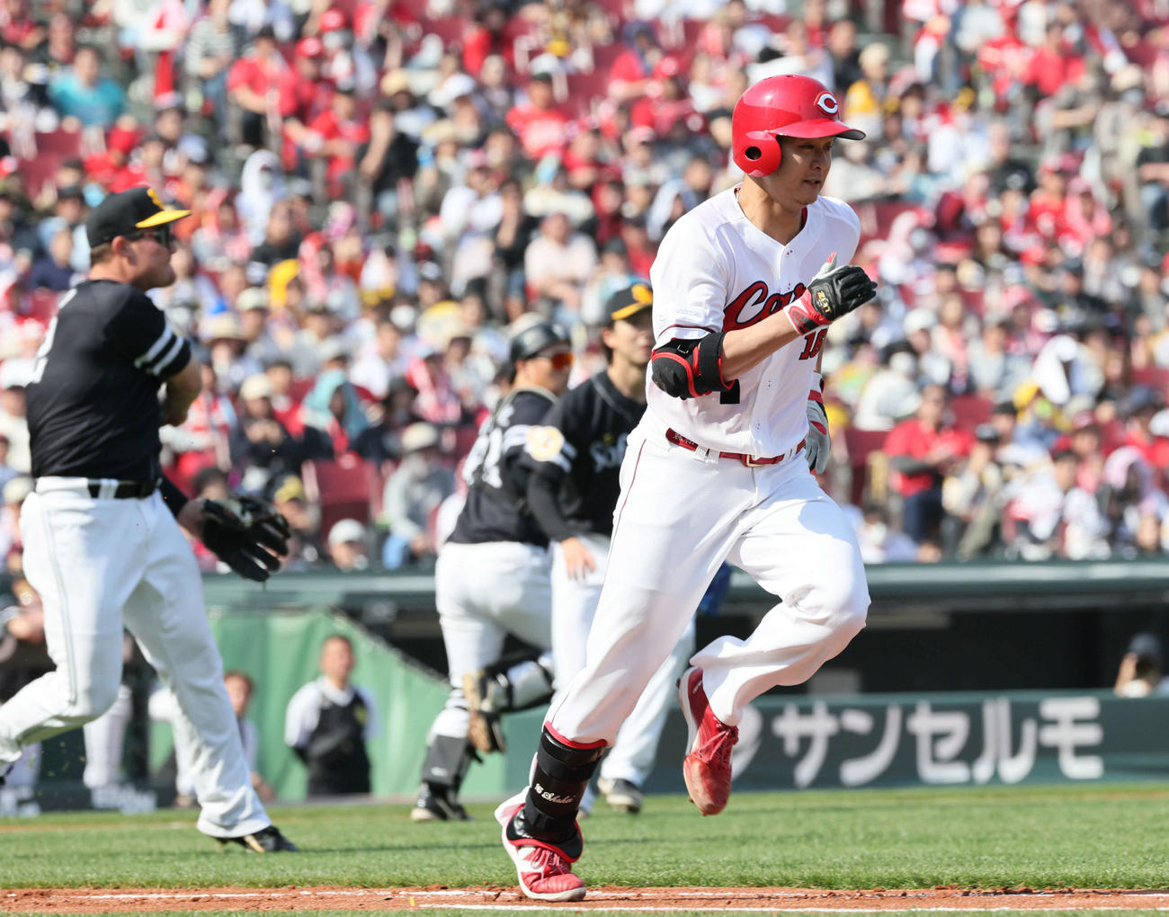 広島対ソフトバンク　3回裏広島無死一塁、森の送りバントは野選となり、森も一塁セーフ（撮影・加藤孝規）
