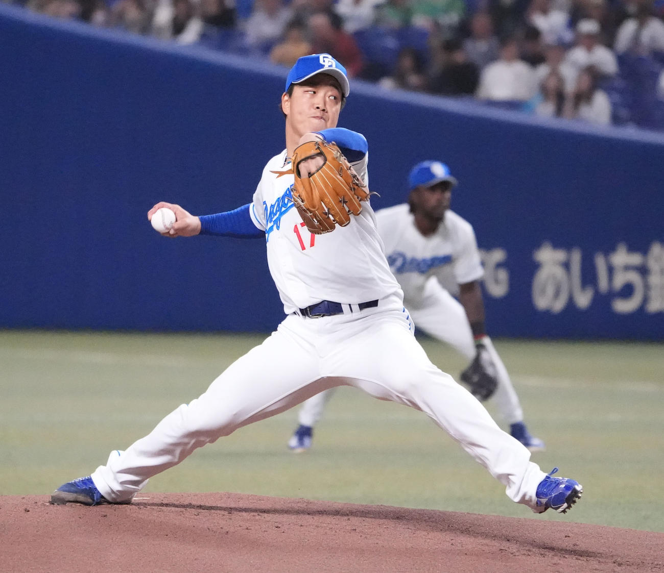 中日対楽天　1回表、登板する中日先発の柳（撮影・森本幸一）