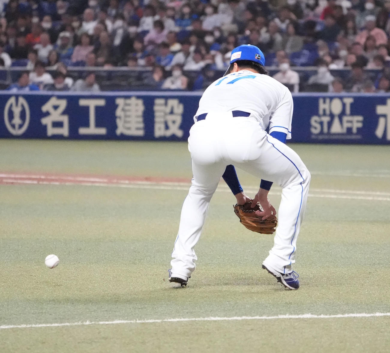 中日対楽天　5回表楽天無死一、二塁、太田の打球をファンブルする柳（撮影・森本幸一）