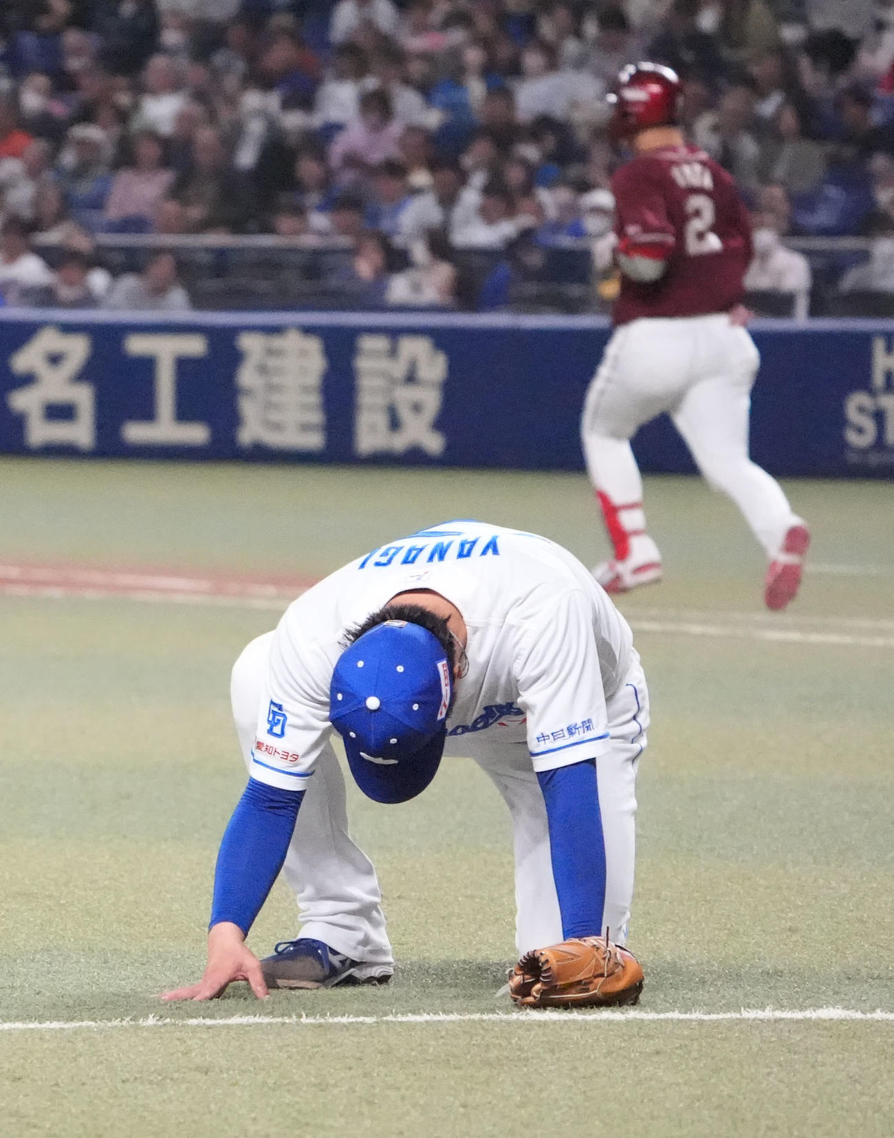 中日対楽天　5回表楽天無死一、二塁、太田の打球をファンブルしガックリする柳（撮影・森本幸一）