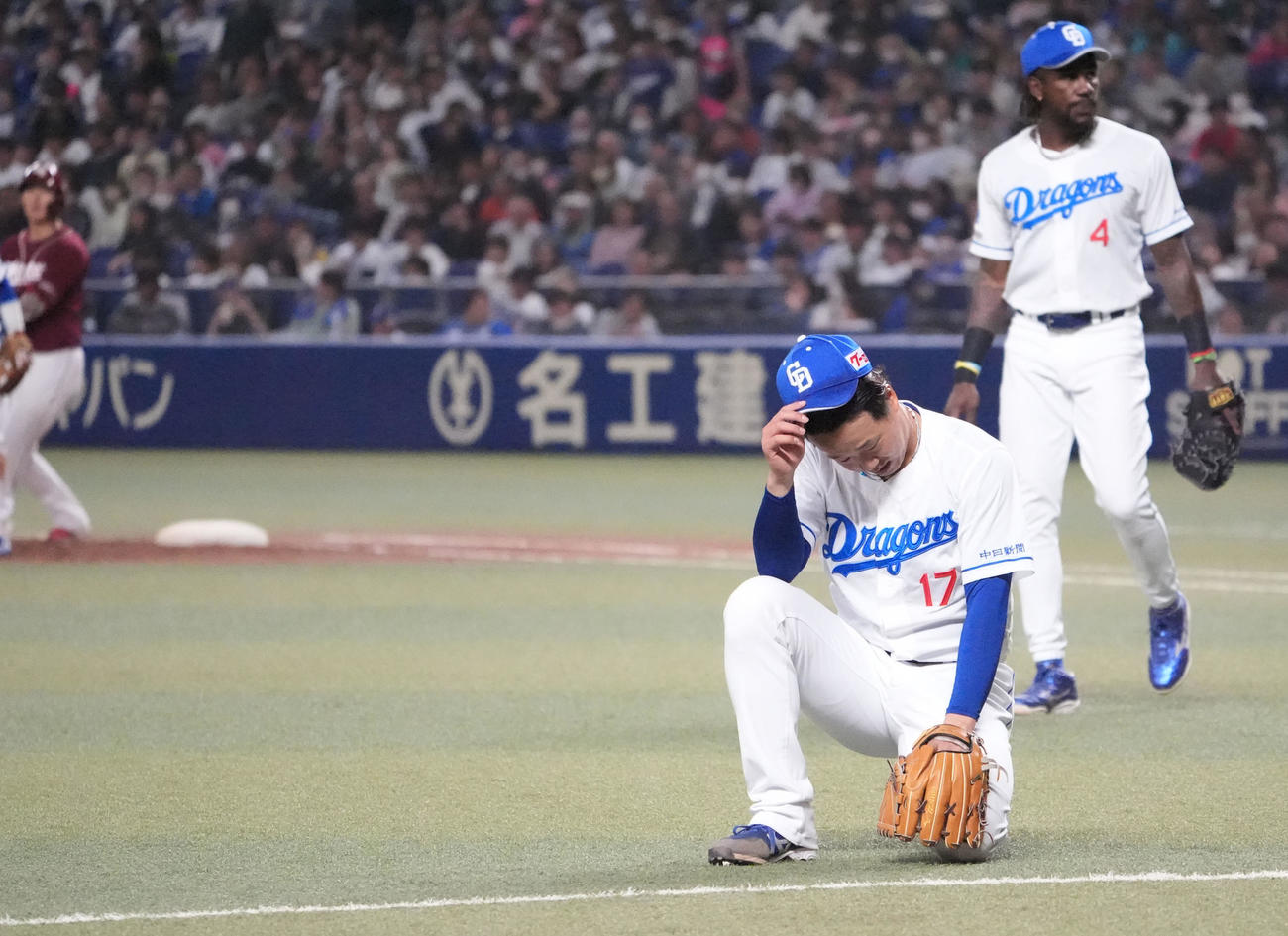 中日対楽天　5回表楽天無死一、二塁、太田の打球をファンブルしガックリする柳（右から2人目）（撮影・森本幸一）