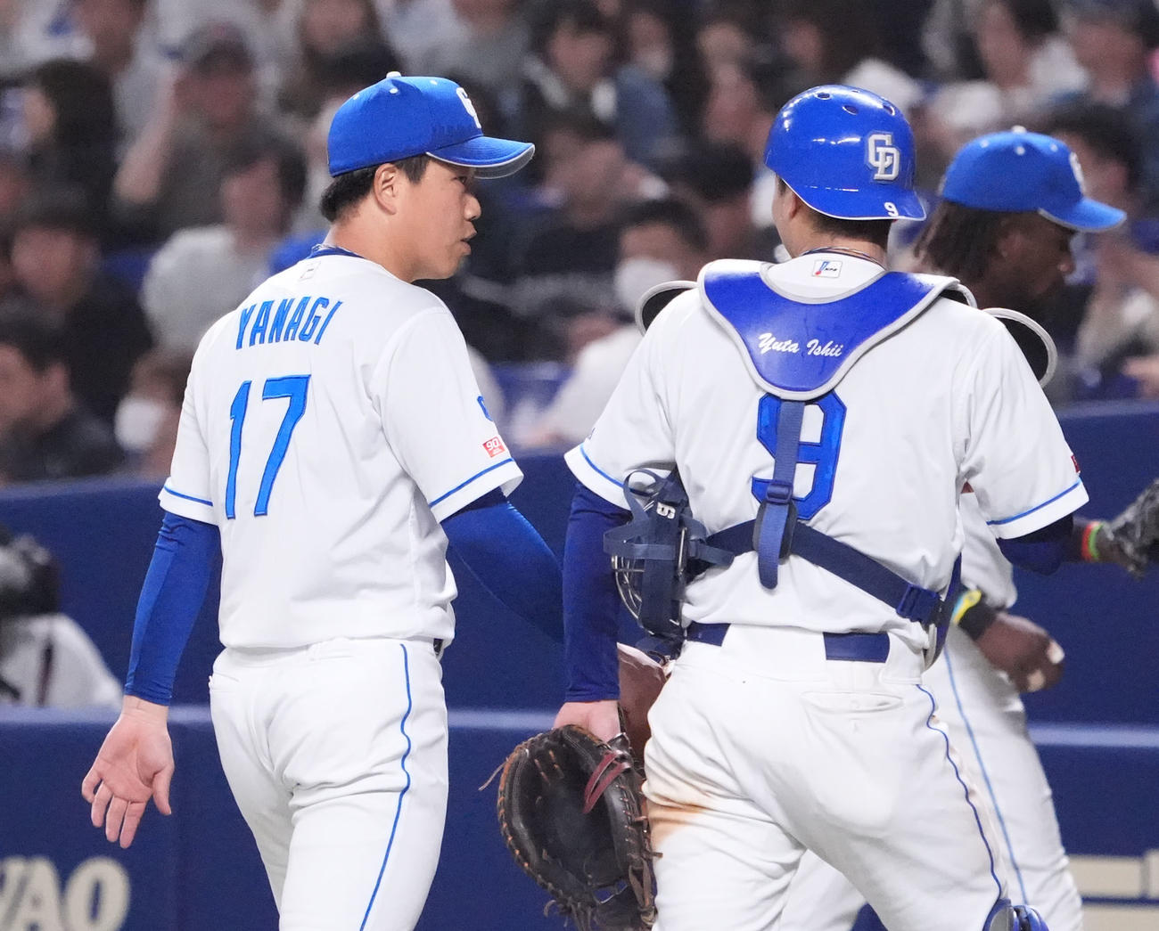 中日対楽天　5回表終了、石伊と言葉を交わしながらベンチへ戻る柳（左）（撮影・森本幸一）