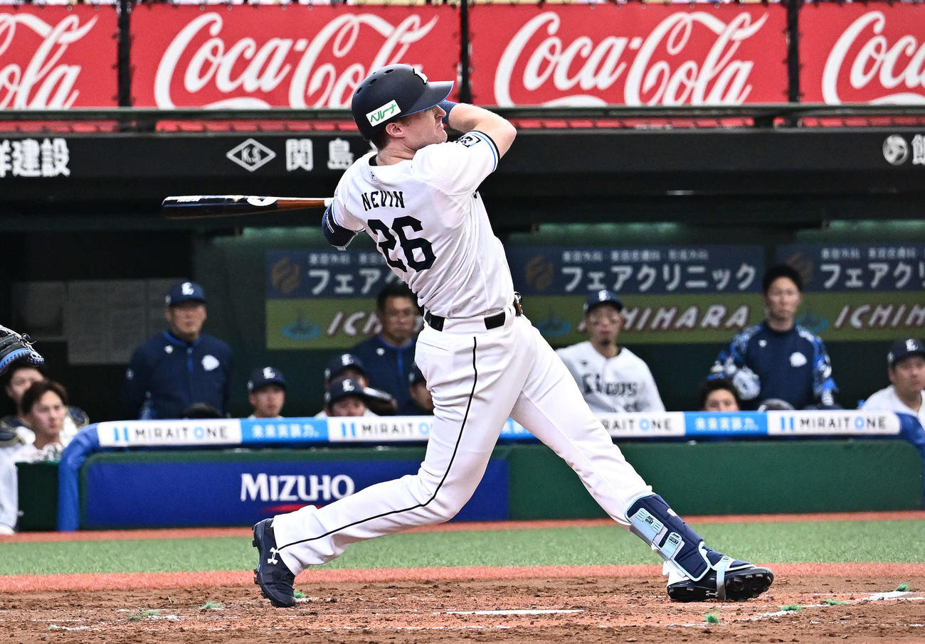 西武対DeNA 3回裏西武2死一塁、ネビンは左翼に適時二塁打を放つ（撮影・滝沢徹郎）
