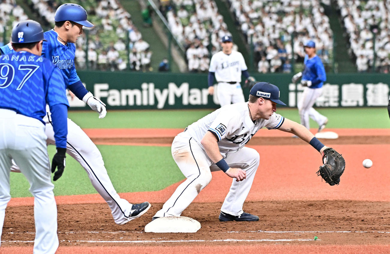 西武対DeNA 5回表DeNA1死一塁、山本は右ゴロに倒れる。一塁手ネビン（撮影・滝沢徹郎）