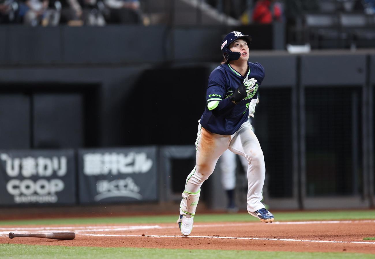 日本ハム対ヤクルト　6回表ヤクルト1死、右越え本塁打を放つ長岡（撮影・黒川智章）