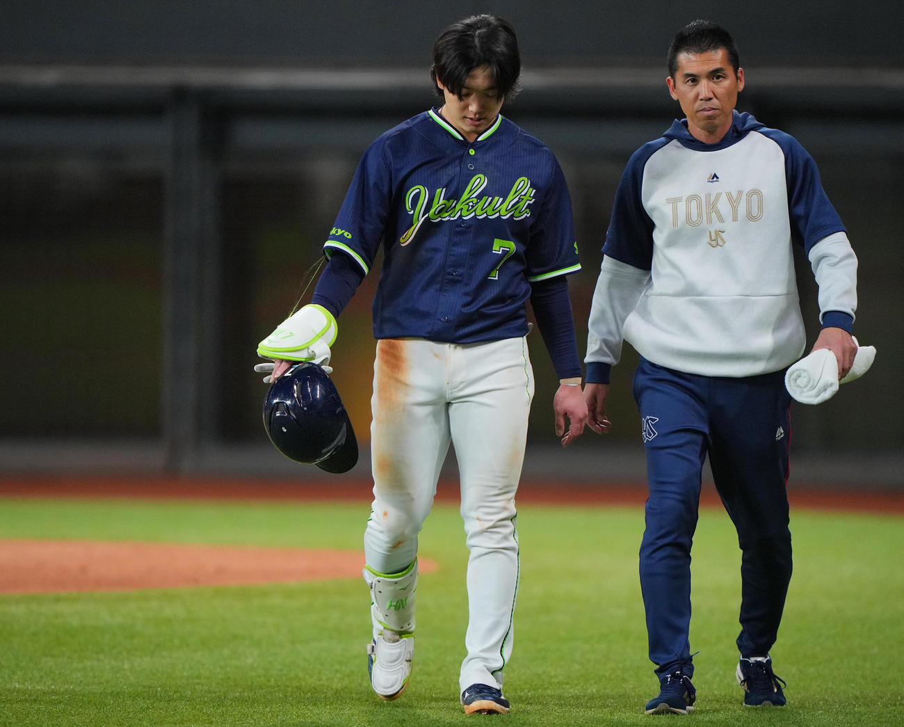 日本ハム対ヤクルト　8回表ヤクルト1死三塁、死球を受け交代する長岡（左）（撮影・垰建太）