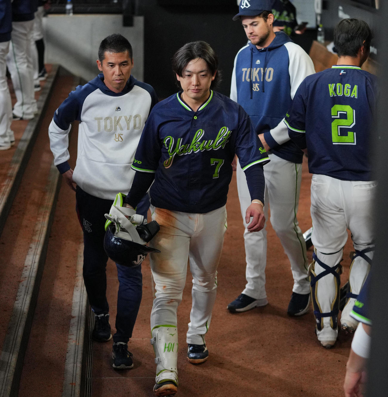 日本ハム対ヤクルト　8回表ヤクルト1死三塁、死球を受け交代する長岡（中央）（撮影・垰建太）