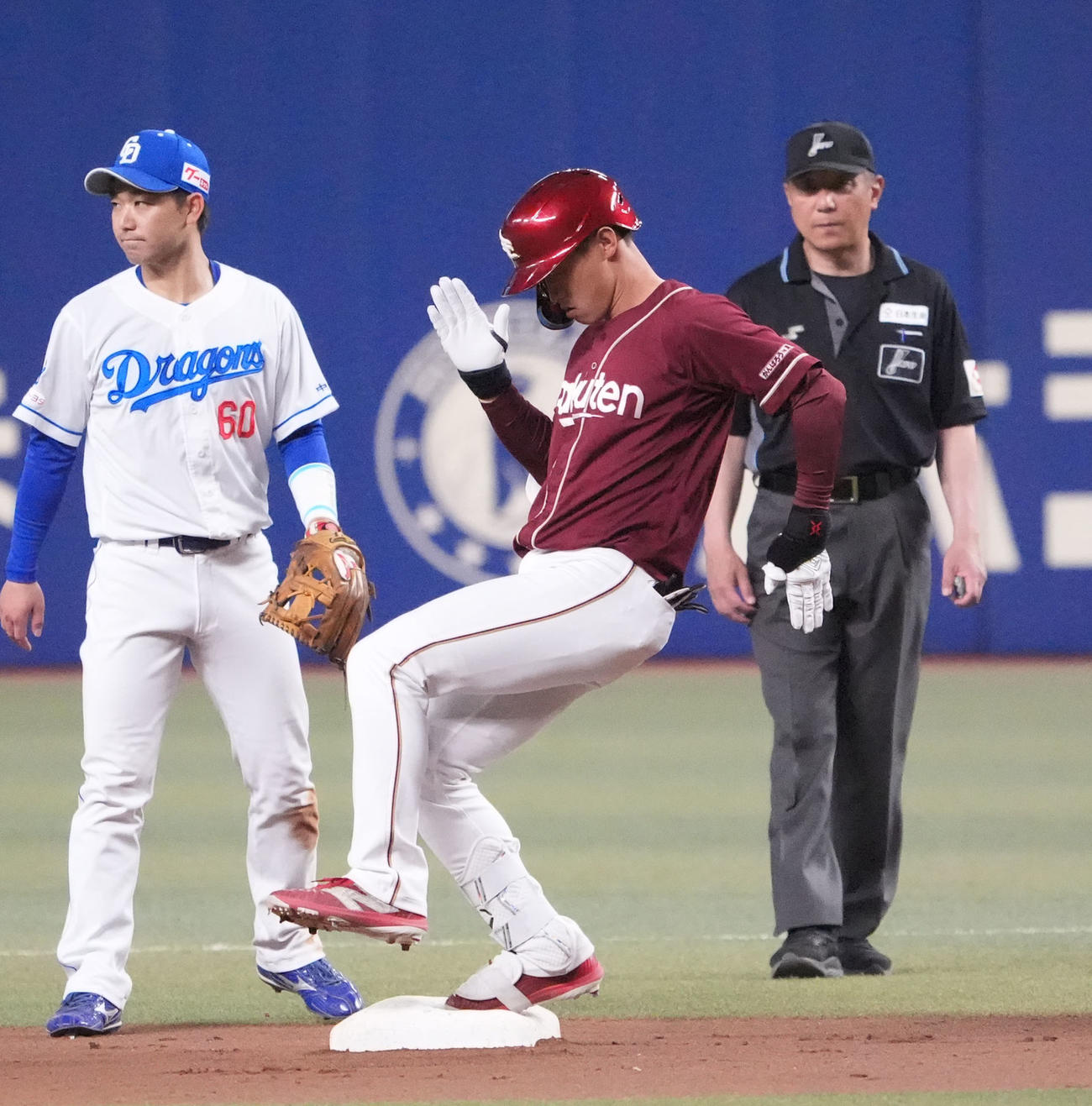 中日対楽天　4回表楽天2死、左二塁打を放った辰己（中央）（撮影・森本幸一）