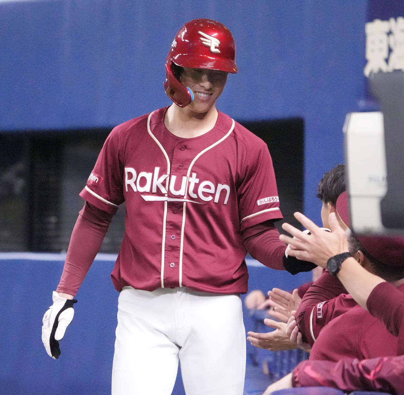 中日対楽天　4回表楽天2死二塁、鈴木大の右前適時打で生還しナインとタッチを交わす辰己（左）（撮影・森本幸一）