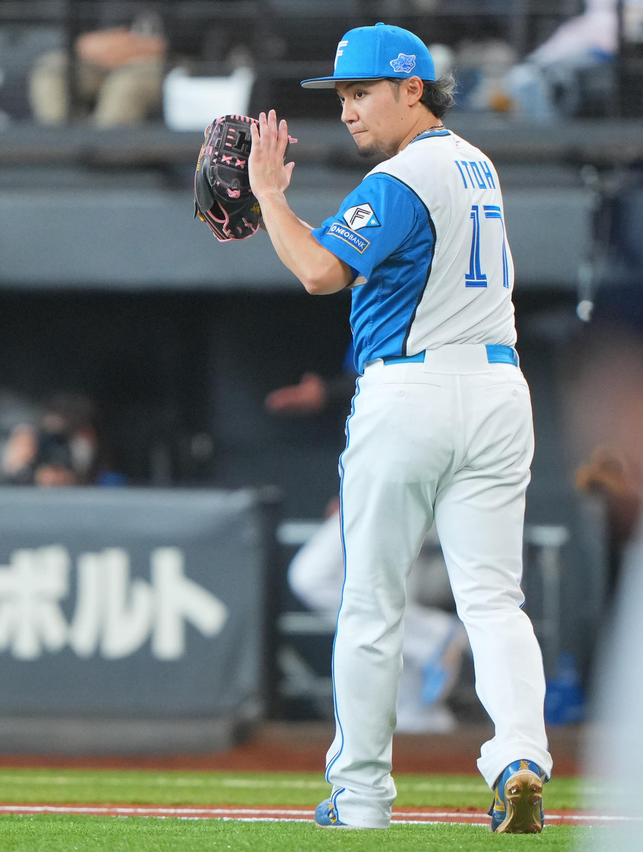 日本ハム対ヤクルト　2回表ヤクルトの攻撃を無失点に抑えグラブをたたく日本ハム先発の伊藤（撮影・垰建太）