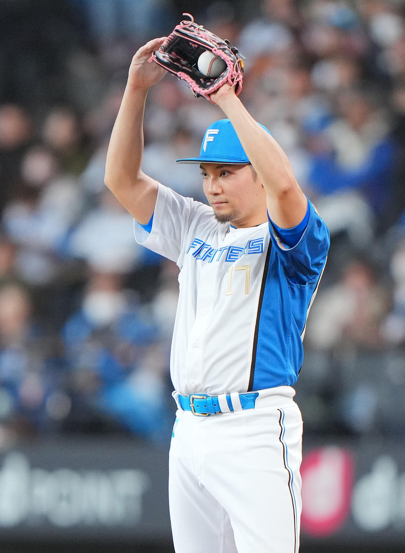 日本ハム対ヤクルト　3回表ヤクルト無死、宮本の打球を野村が好捕し手を挙げて感謝する伊藤（撮影・垰建太）