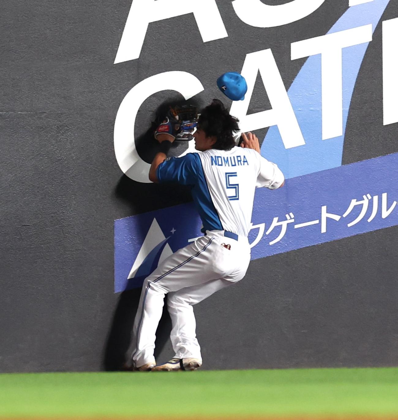 日本ハム対ヤクルト　3回表ヤクルト無死、宮本の邪飛をフェンスに激突しながら捕球する野村（撮影・黒川智章）