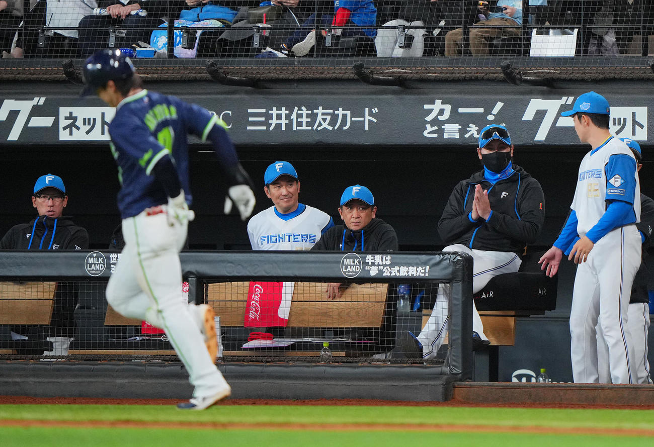 日本ハム対ヤクルト　8回表ヤクルト1死三塁、死球を受けた長岡（手前）を横目に手をわせる新庄監督（右から2人目）（撮影・垰建太）