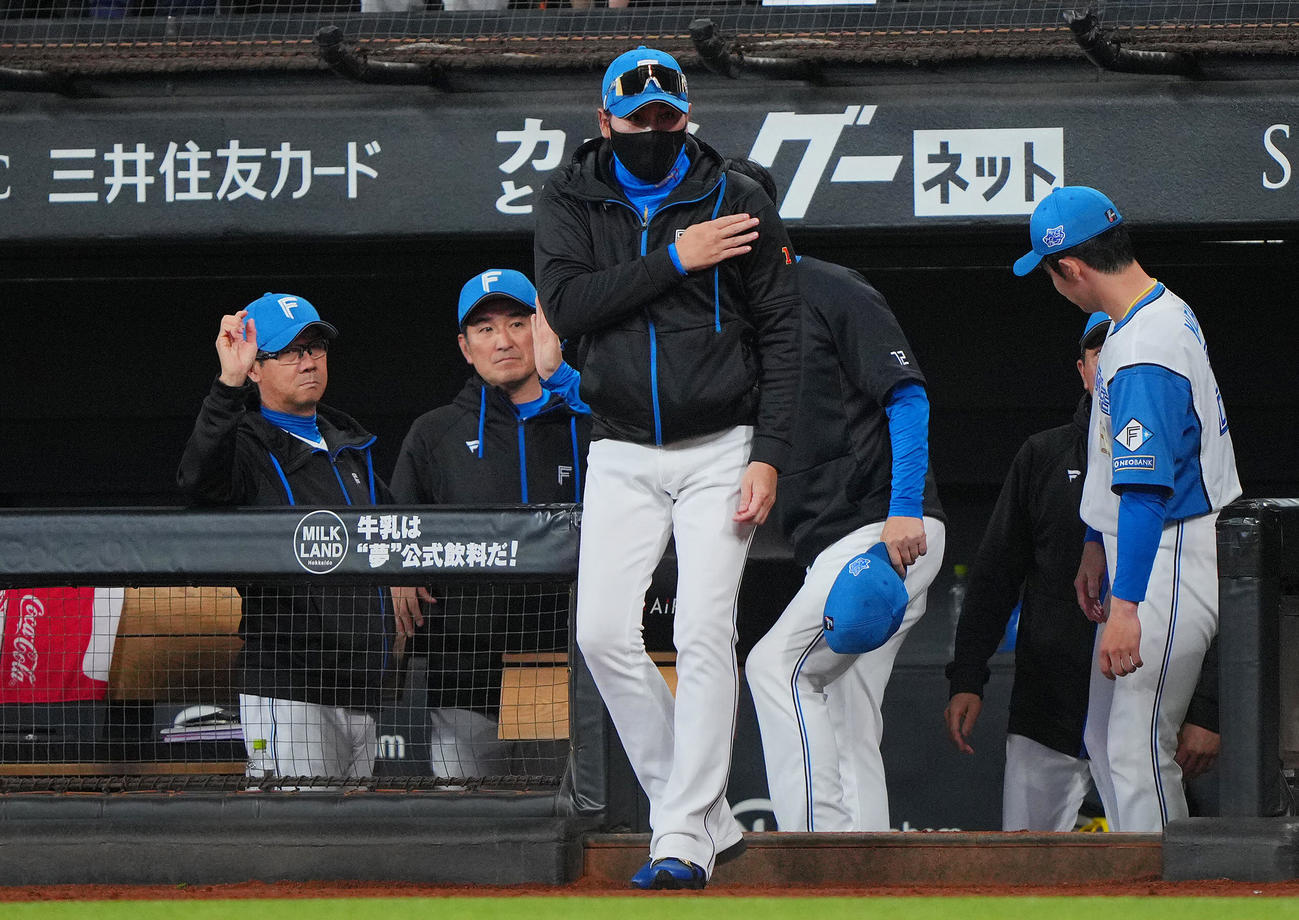 日本ハム対ヤクルト　試合に勝利しベンチを出てジェスチャーでヤクルトベンチに死球を謝罪する日本ハム新庄監督（撮影・垰建太）