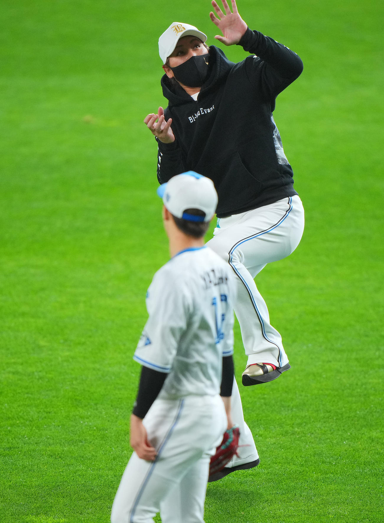 日本ハム対ヤクルト　試合前、日本ハム矢沢（手前）にアドバイスする新庄監督（撮影・垰建太）
