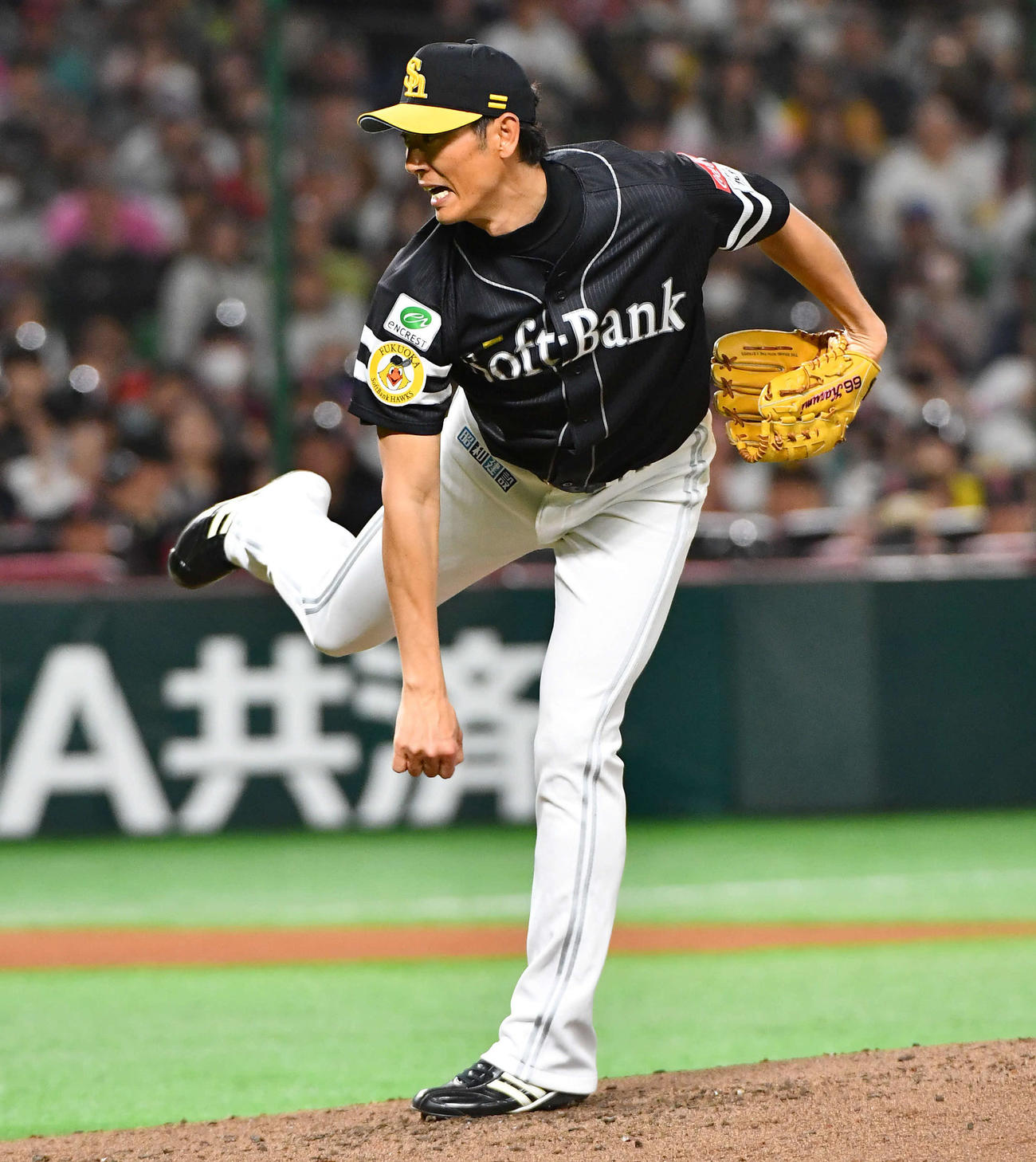 ソフトバンクOB戦白鷹軍対黒鷹軍　3回裏に登板した黒鷹軍の斉藤3軍監督（撮影・岩下翔太）