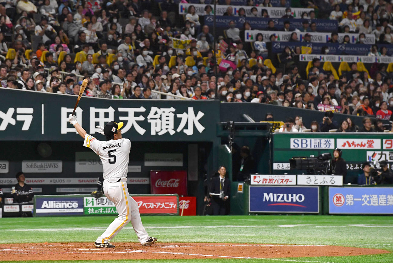 ソフトバンクOB戦白鷹軍対黒鷹軍　ホームランダービーで本塁打を放つ松田氏（撮影・岩下翔太）