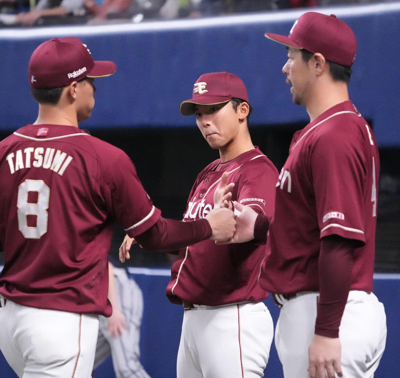 中日対楽天　1回終了、ナインを迎える宗山（中央）（撮影・森本幸一）