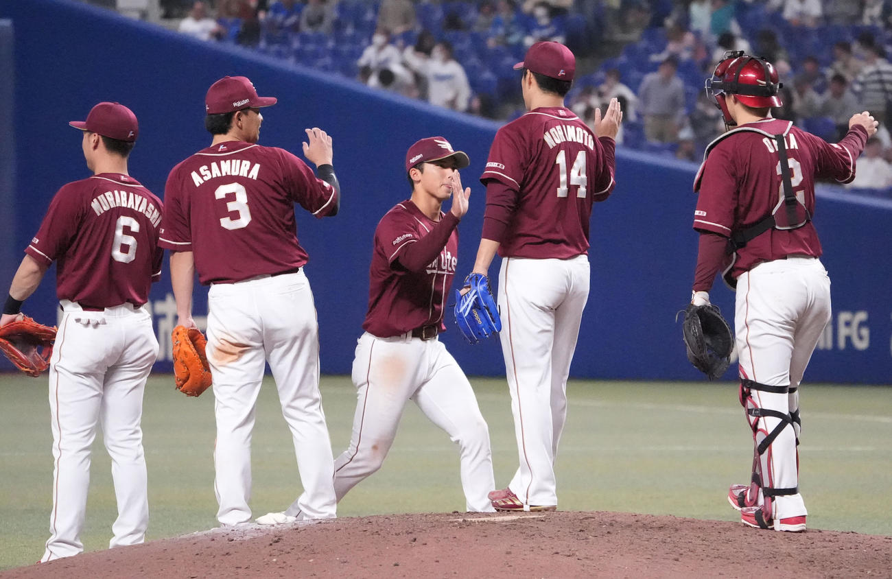 中日対楽天　試合終了、ナインとタッチを交わす宗山（中央）（撮影・森本幸一）