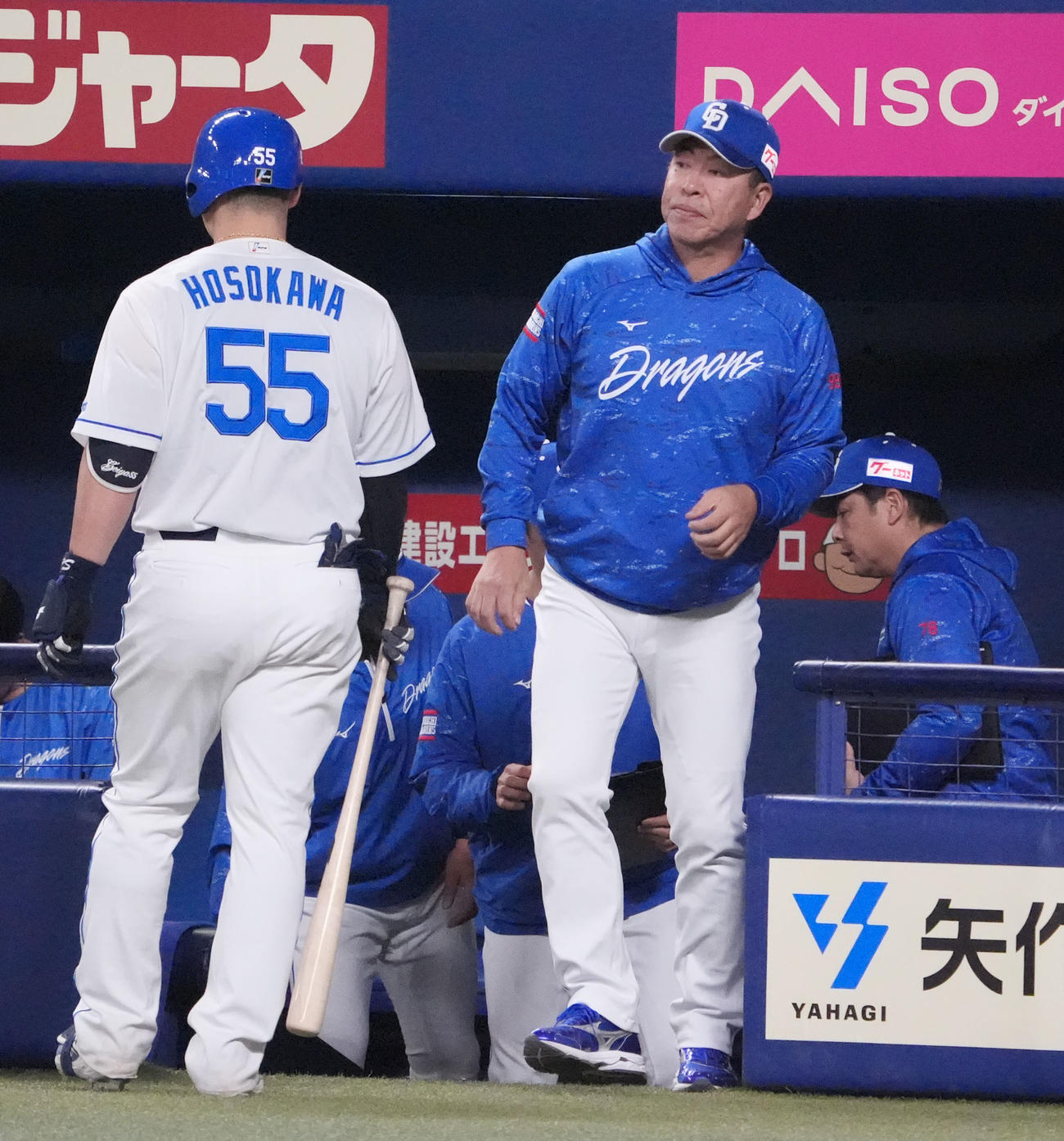 中日対楽天　7回終了、選手交代を告げる井上監督（右）（撮影・森本幸一）