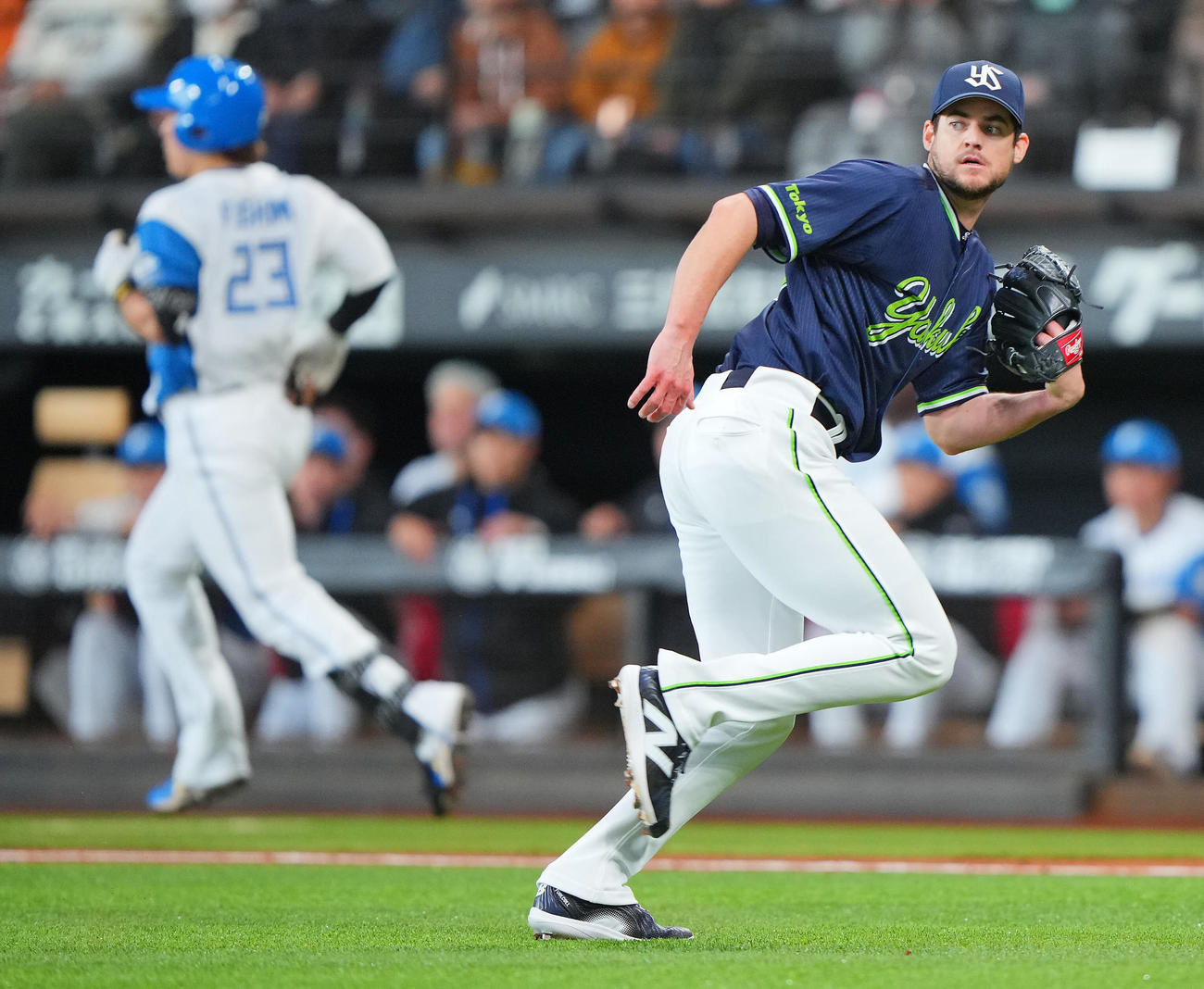 日本ハム対ヤクルト　2回裏日本ハム1死満塁、伏見（左）の犠飛で失点するランバート（撮影・垰建太）