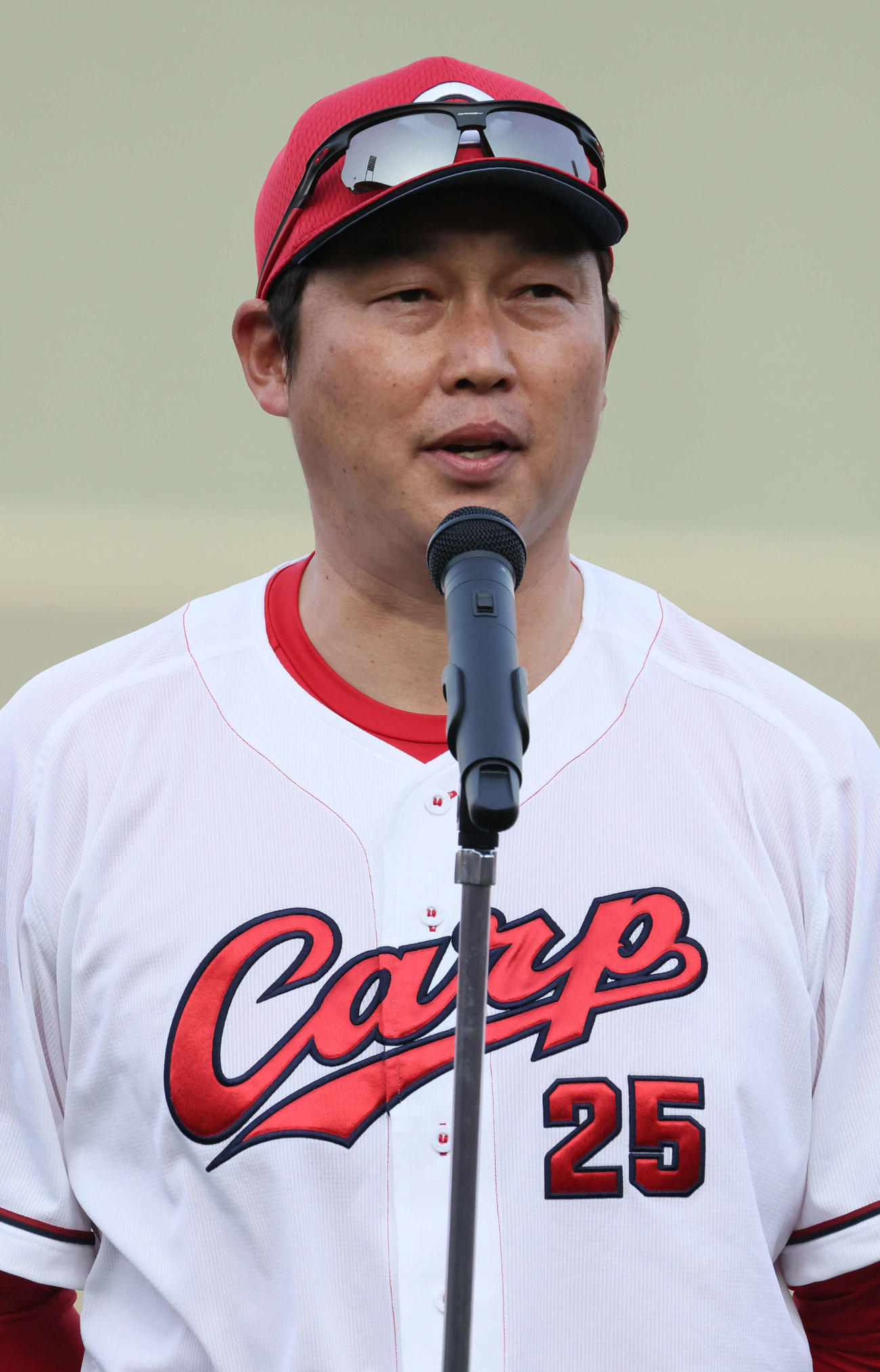 広島対ソフトバンク　オープン戦の全日程が終了、試合後、開幕に向けてあいさつする新井監督（撮影・加藤孝規）