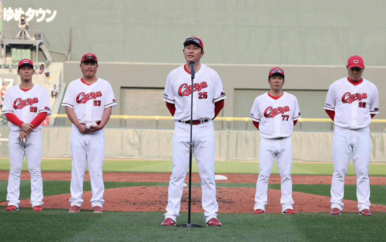 広島対ソフトバンク　オープン戦の全日程が終了、試合後、開幕に向けてあいさつする新井監督（中央）（撮影・加藤孝規）
