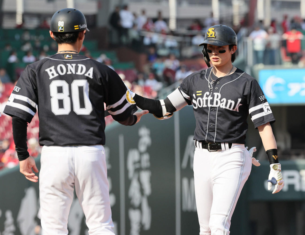 広島対ソフトバンク　5回表ソフトバンク2死一、三塁、周東は先制右前適時打を放つ（撮影・加藤孝規）