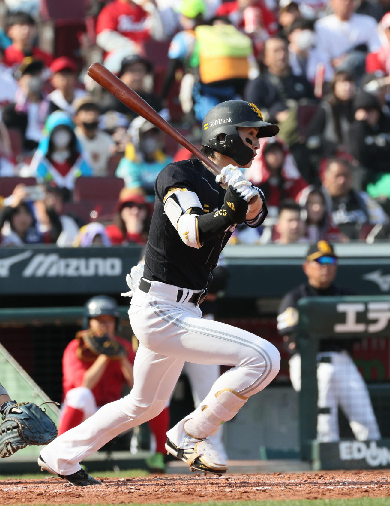 広島対ソフトバンク　5回表ソフトバンク2死一、三塁、周東は先制右前適時打を放つ（撮影・加藤孝規）