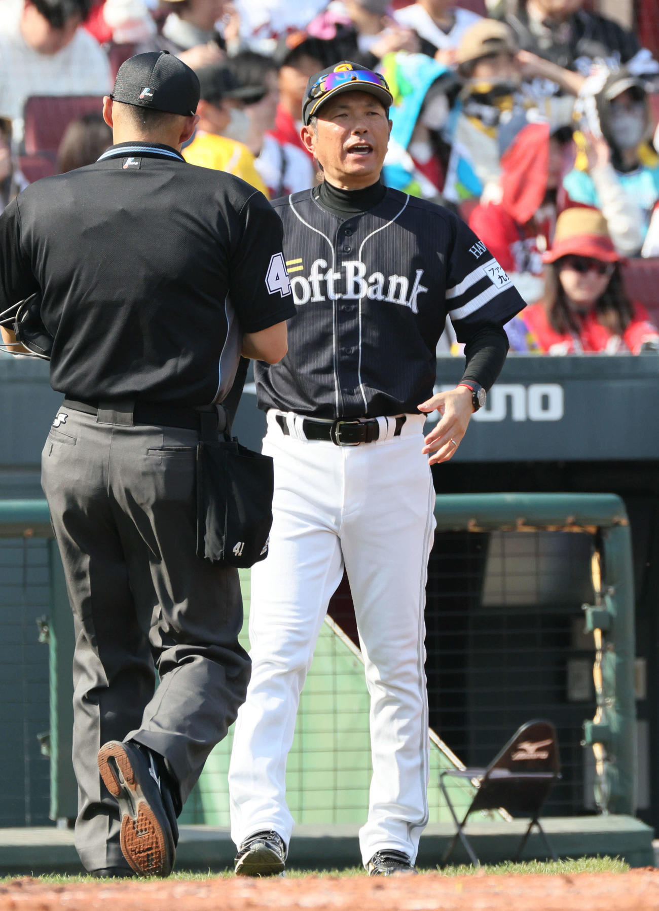 広島対ソフトバンク　4回表終了時、交代を告げる小久保監督（撮影・加藤孝規）