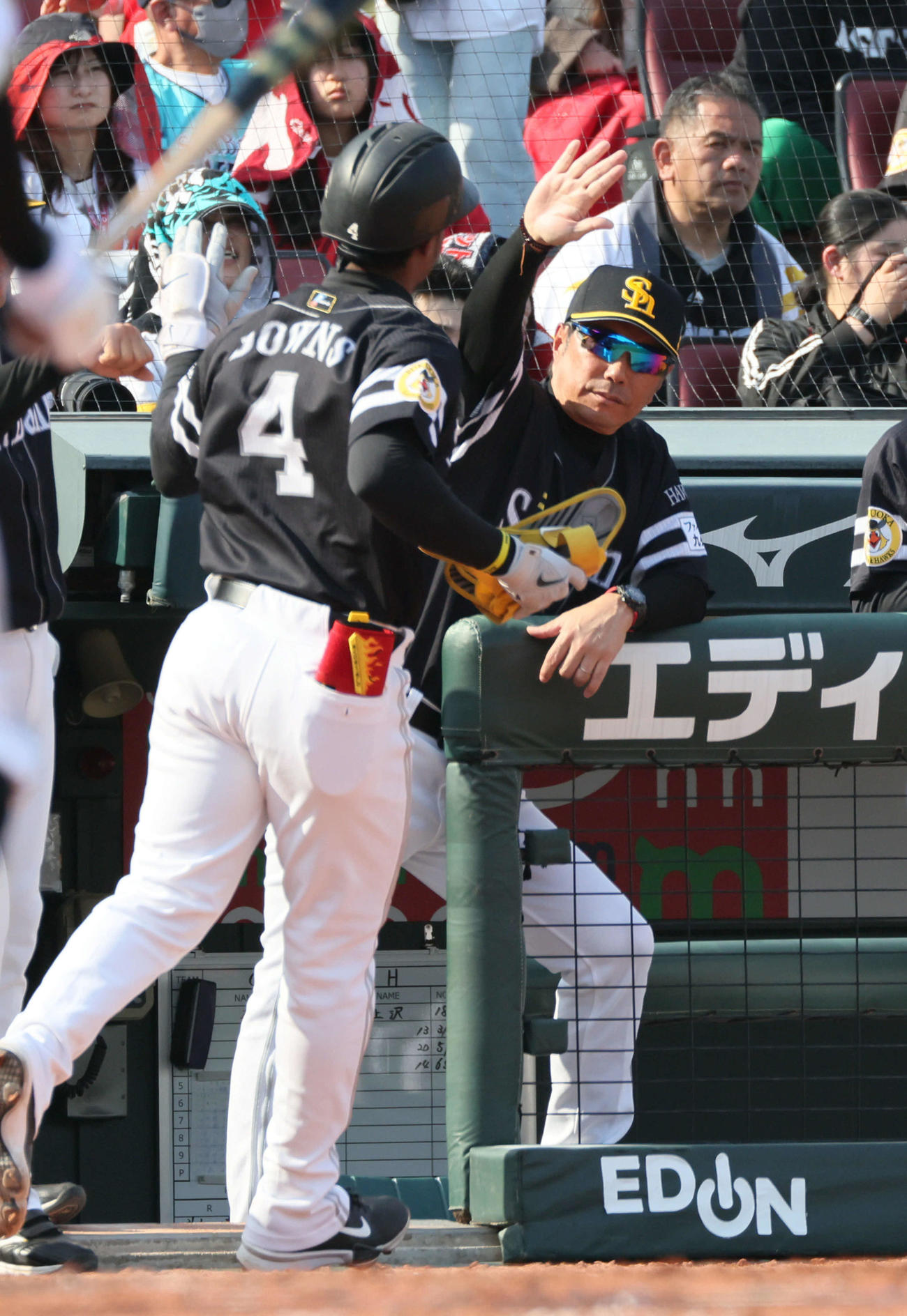 広島対ソフトバンク　5回表ソフトバンク2死一、二塁、2点目の適時打を放ったダウンズを迎える小久保監督（撮影・加藤孝規）