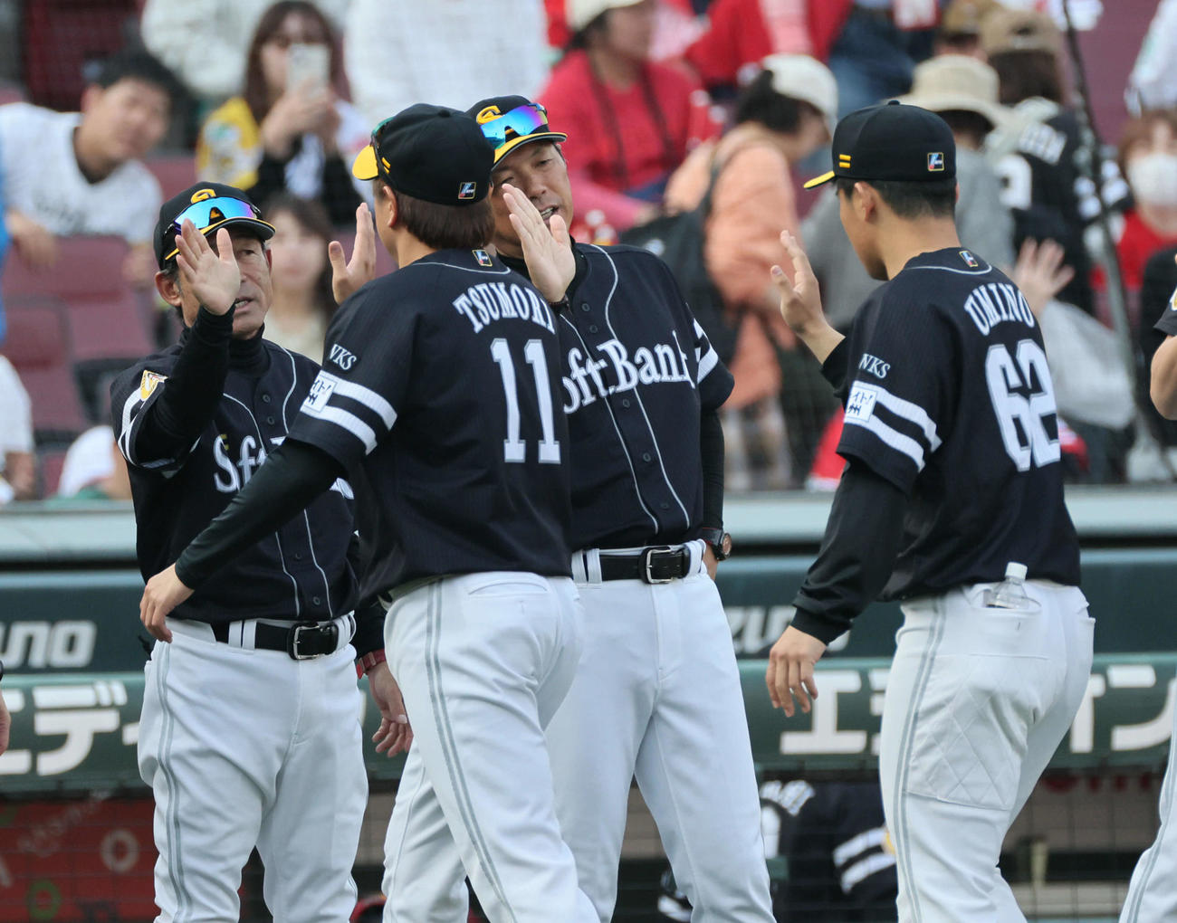 広島対ソフトバンク　ソフトバンクナインを迎える小久保監督（中央）（撮影・加藤孝規）