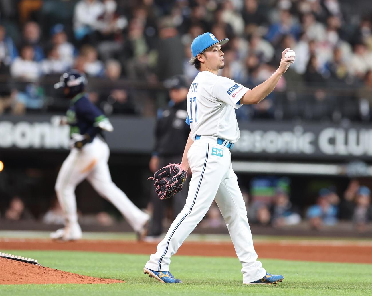 日本ハム対ヤクルト　6回表ヤクルト1死、赤羽に左越え本塁打を浴びる伊藤（撮影・黒川智章）