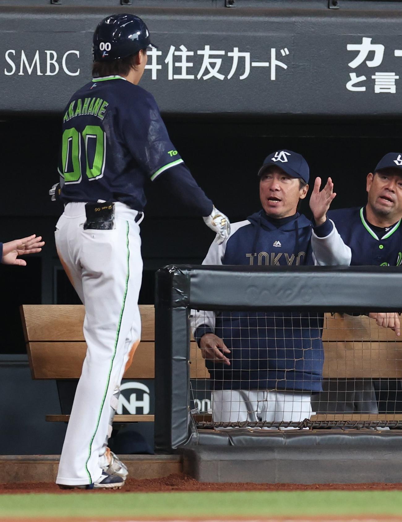 日本ハム対ヤクルト　6回表、本塁打を放った赤羽を出迎える高津監督（撮影・黒川智章）