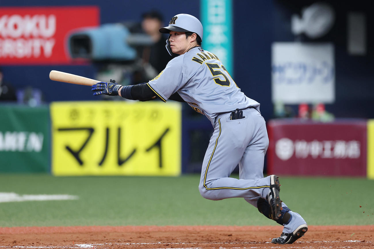 オリックス対阪神　3回表阪神1死、左前打を放つ中野（撮影・前田充）