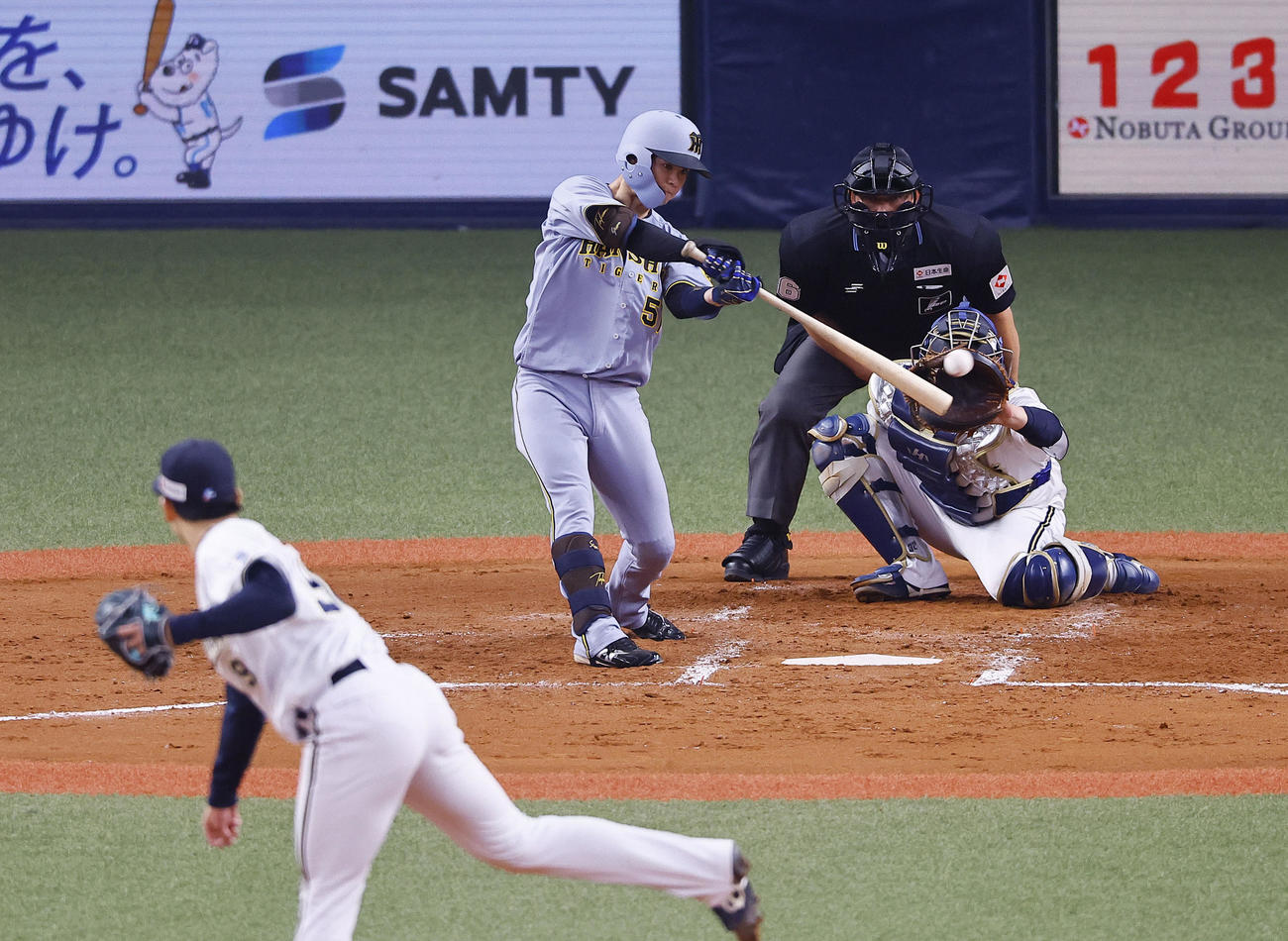 オリックス対阪神　3回表阪神1死、中野は左前安打を放つ。投手高島（撮影・藤尾明華）