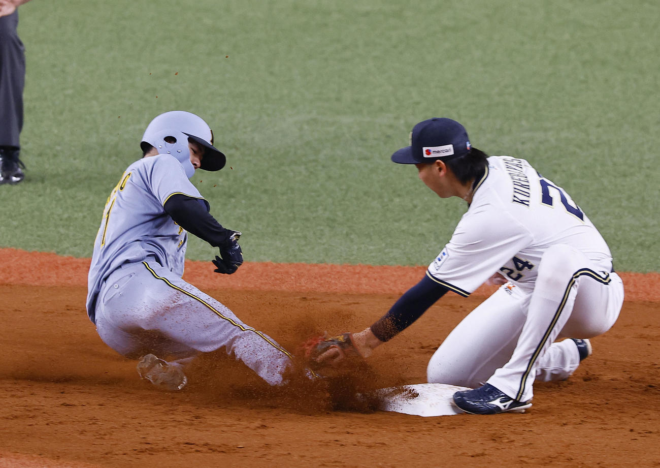 オリックス対阪神　3回表阪神1死一塁、打者佐藤輝のとき中野が二盗失敗する、野手紅林（撮影・藤尾明華）