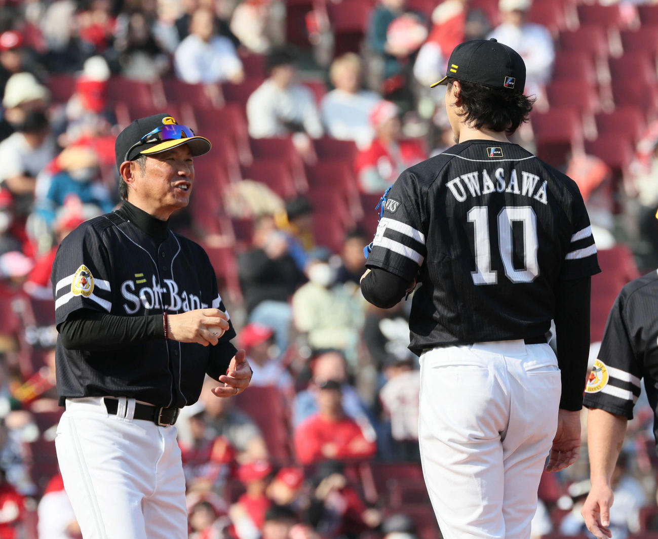 広島対ソフトバンク　5回裏1死一、二塁、上沢（右）に降板を伝える小久保監督（撮影・加藤孝規）