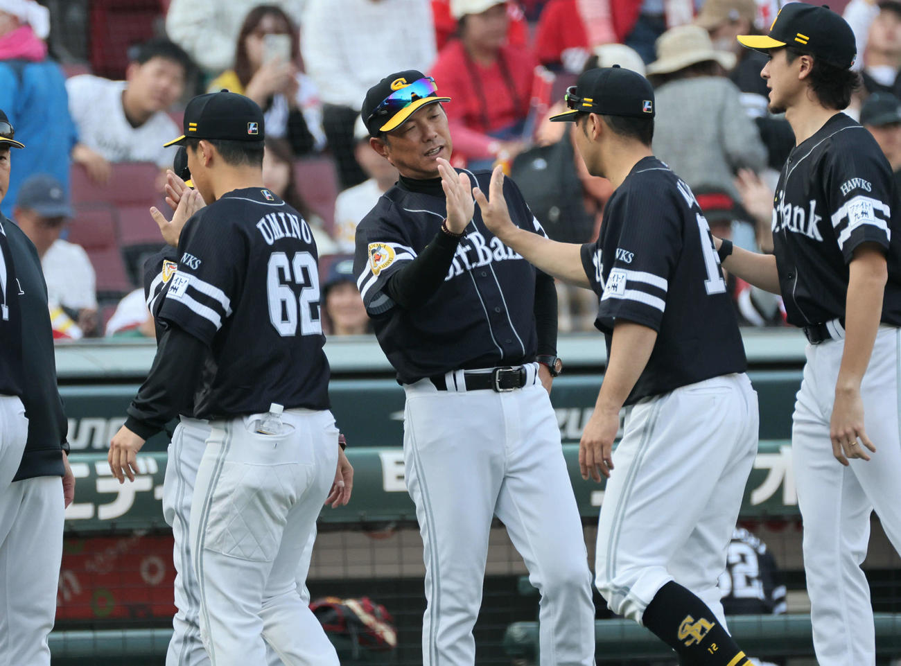 広島対ソフトバンク　ソフトバンクナインを迎える小久保監督（中央）（撮影・加藤孝規）