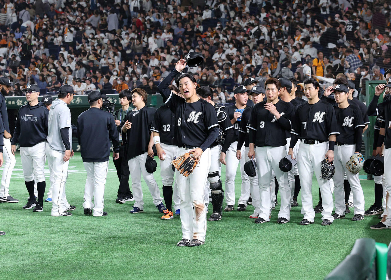 巨人対ロッテ　勝利しファンにあいさつするロッテ西川（中央）（撮影・鈴木正人）　