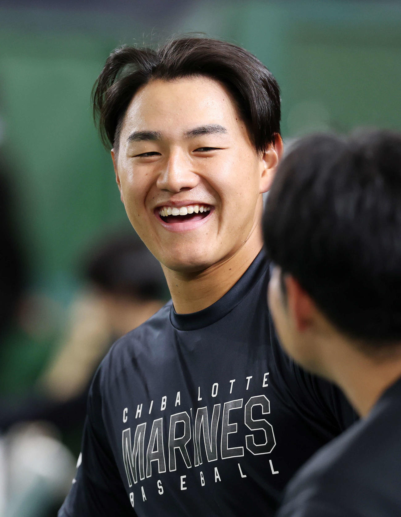 巨人対ロッテ　練習前、笑顔を見せるロッテ西川（撮影・鈴木正人）　