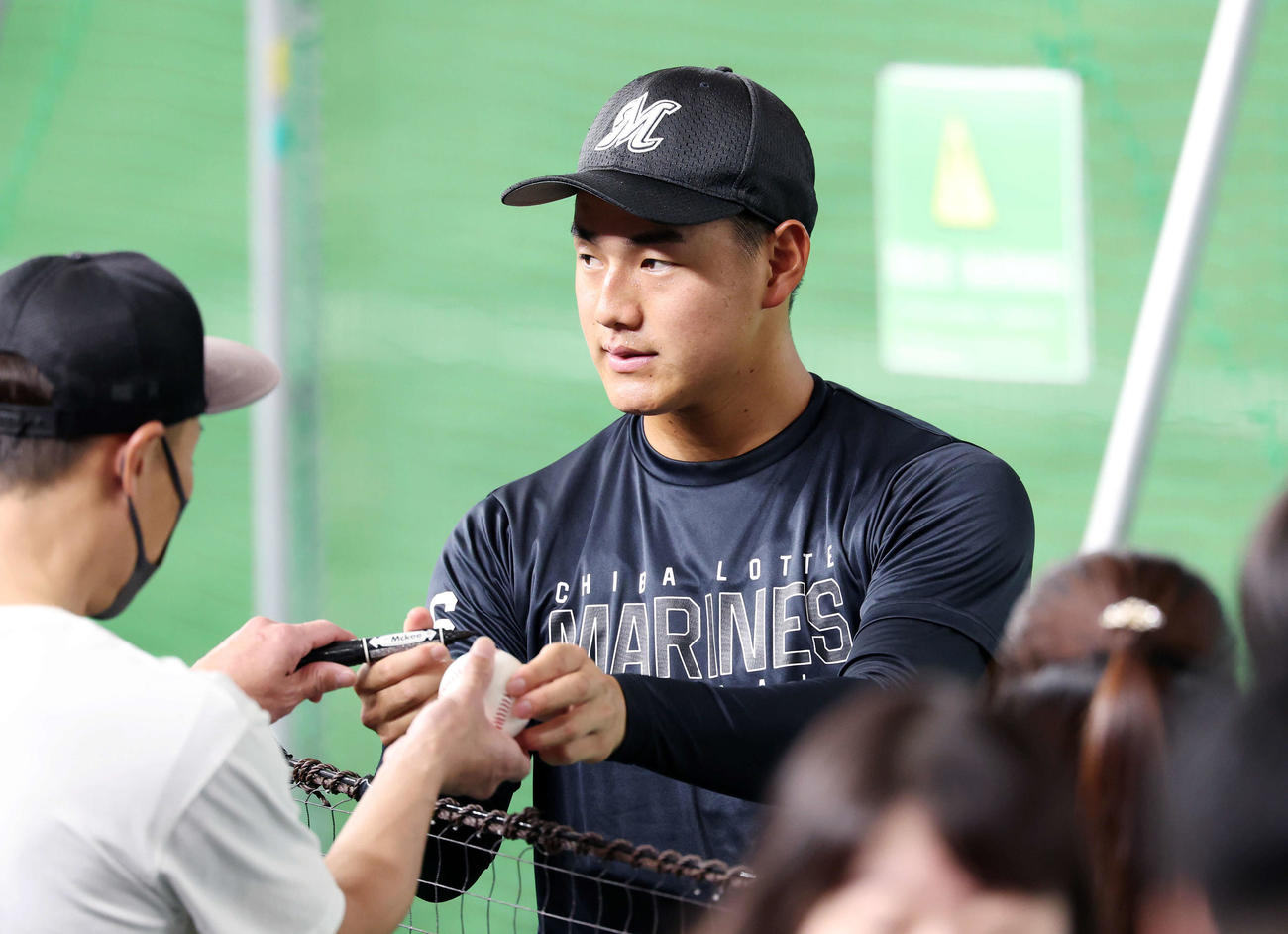 巨人対ロッテ　試合前、ファンにサインするロッテ西川（撮影・鈴木正人）　