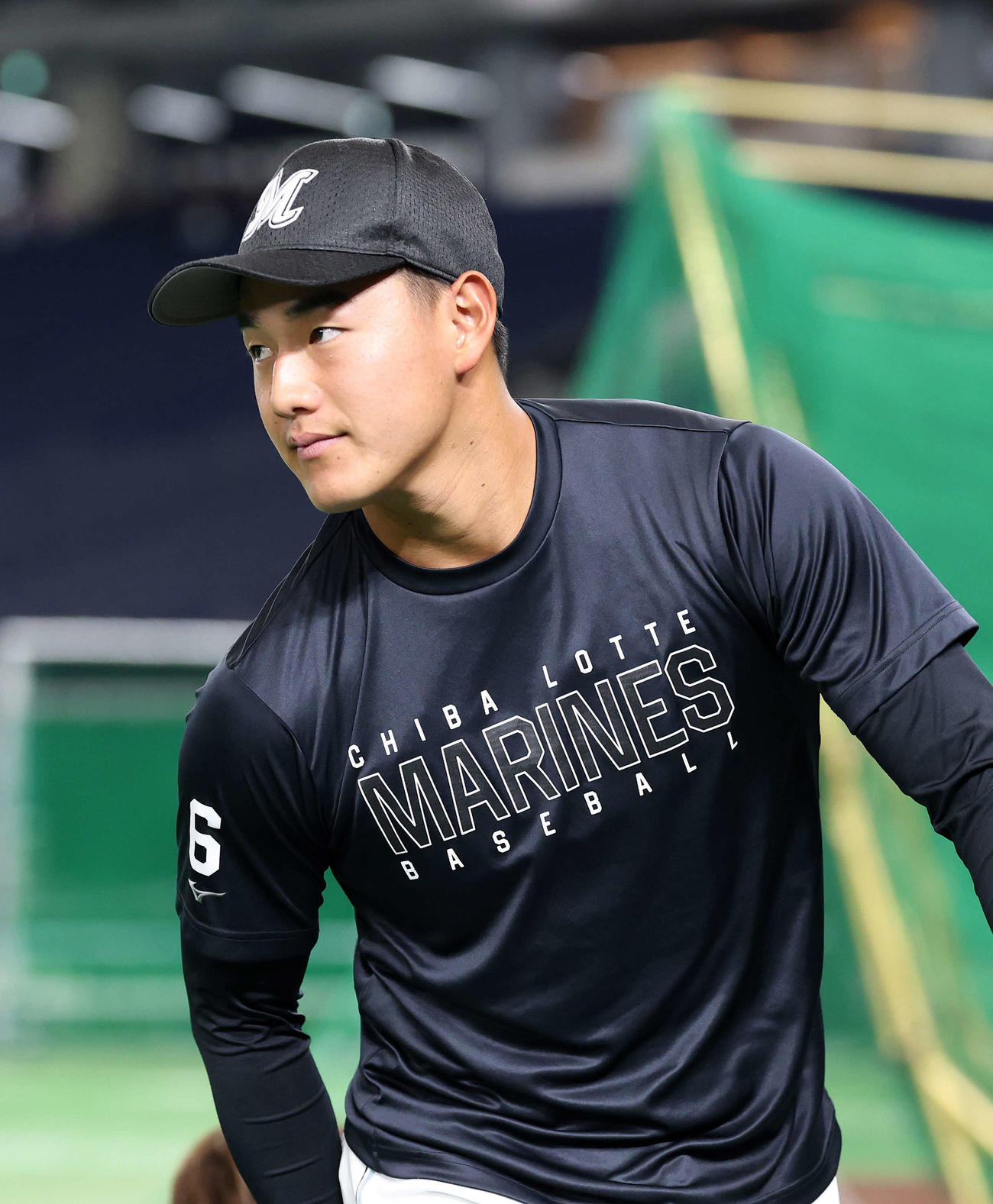 巨人対ロッテ　練習に向かうロッテ西川（撮影・鈴木正人）　