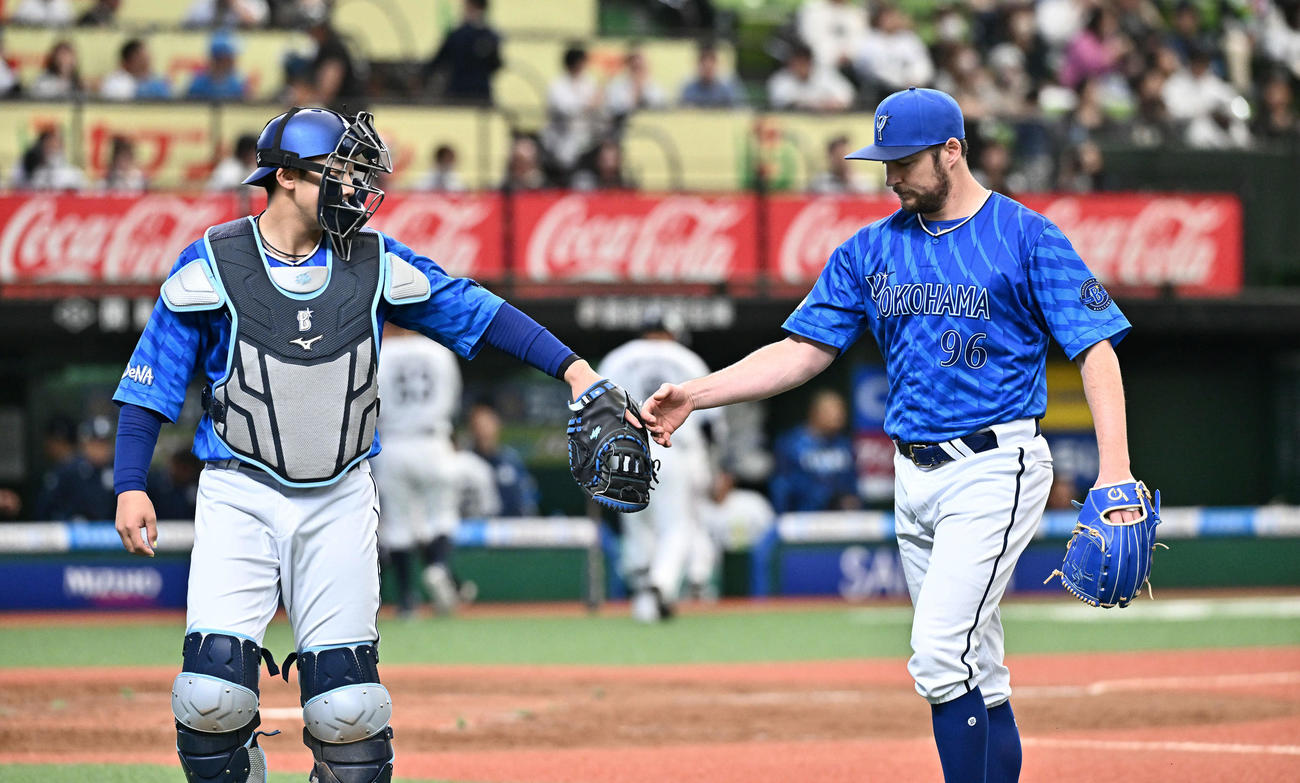 西武対DeNA 5回裏を投げ終えたDeNA先発のバウアー（右）は山本とタッチをかわす（撮影・滝沢徹郎）