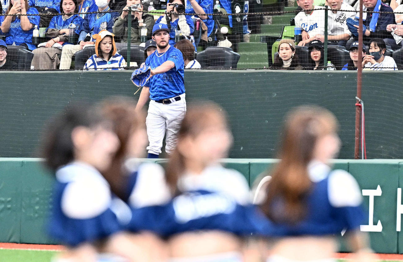西武対DeNA　試合の準備をするDeNAバウアー（撮影・滝沢徹郎）