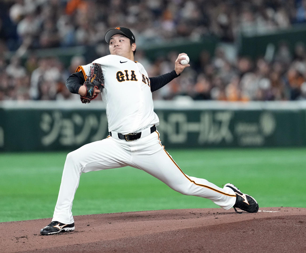 巨人対ロッテ　巨人の先発石川（撮影・たえ見朱実）