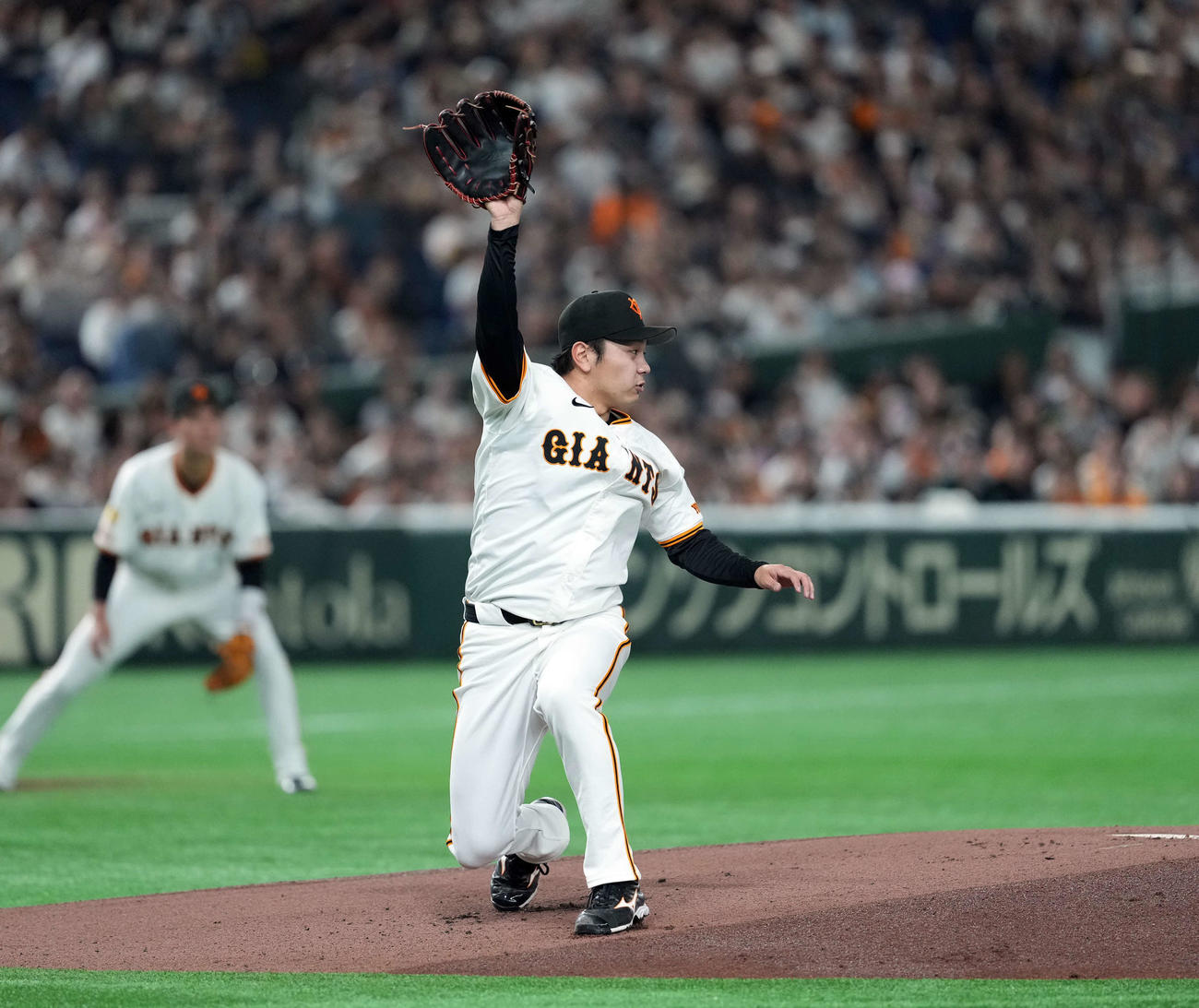 巨人対ロッテ　1回表ロッテ無死一、三塁、藤岡に先制の中前適時打を許す石川（撮影・たえ見朱実）