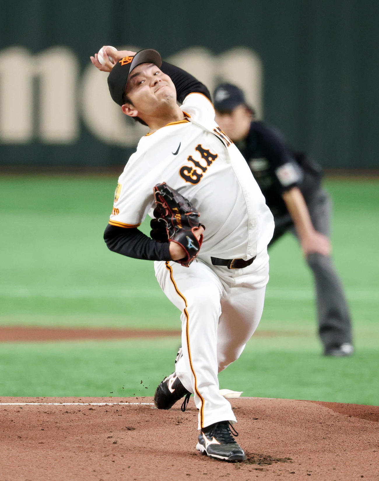 巨人対ロッテ　力投する巨人先発の石川（撮影・鈴木正人）　