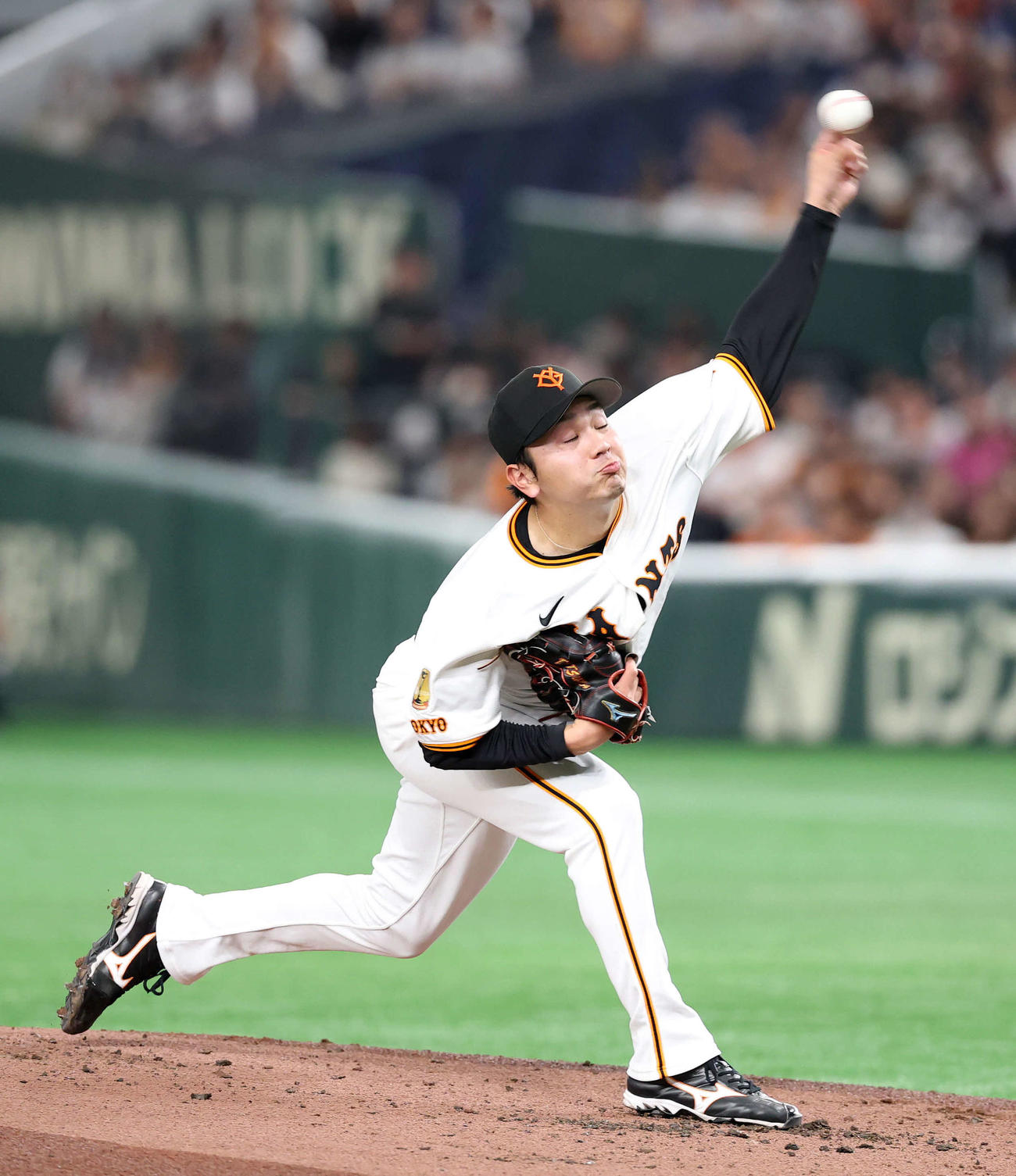 巨人対ロッテ　力投する巨人先発の石川（撮影・鈴木正人）　