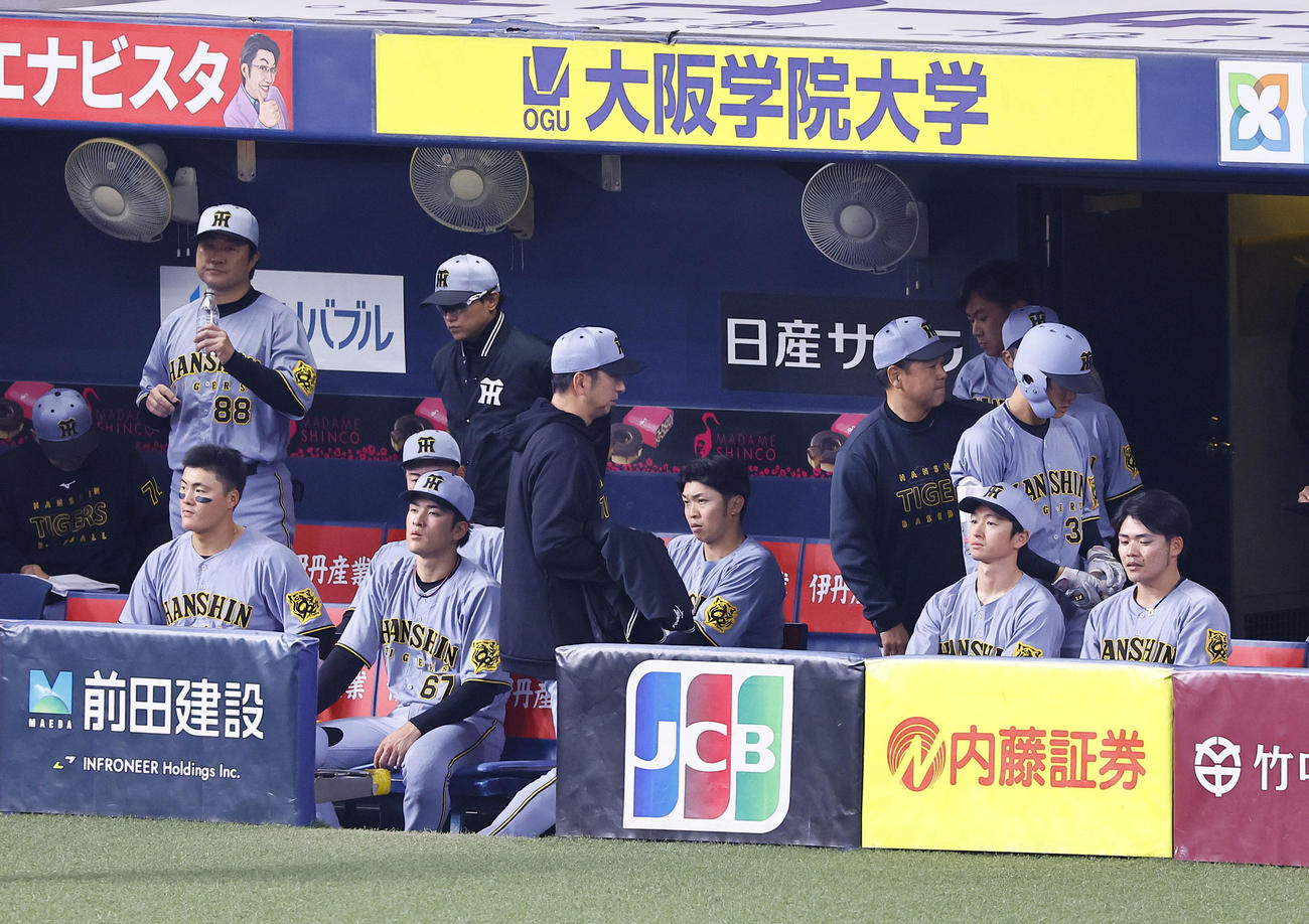 オリックス対阪神　オリックスに敗れ、ベンチを引き揚げる阪神藤川監督（中央）（撮影・藤尾明華）